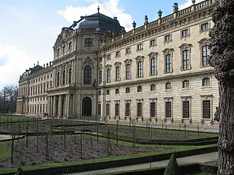 La Résidence vue des jardins.