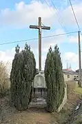 La croix de la Blissière est une croix en bois posée sur un socle dont la niche abrite une statuette de la Vierge