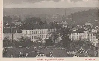Autre angle de vue des mêmes bâtiments.