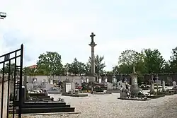 Croix monumentale au cimetière.