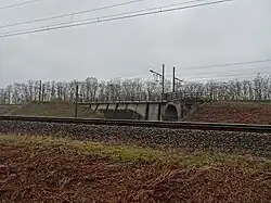 Le tunnel, comblé, sous la ligne 25 se trouvait à gauche de celui, toujours utilisé, de la ligne 27B.