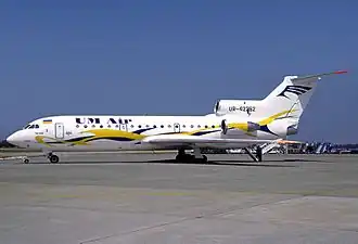 Photo d'un avion de couleur blanche au sol