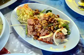 Yam naem est une salade thaïlandaise préparée avec du naem et d'autres ingrédients.