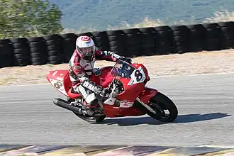 Une Yamaha YZF R6 Modèle 2000 (107cv) sur le circuit en 2019.