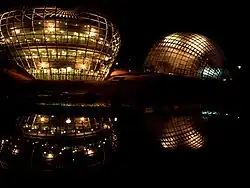 Le musée et le jardin de nuit.