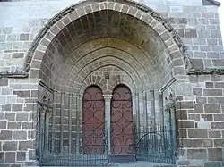 Porche de l'église Saint-Georges.