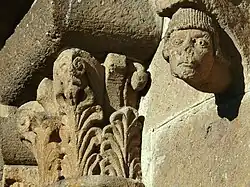 Chevet : modillon et chapiteau à feuillages.