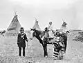 Yellow Horse ca. 1913-1915 avec son épouse Paddle Woman et un enfant. Cliché de A. et D. Grant (Calgary), Musée Glenbow, Calgary, Alberta, Canada.