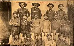 Une photo de quinze hommes asiatiques posant face à l'objectif.