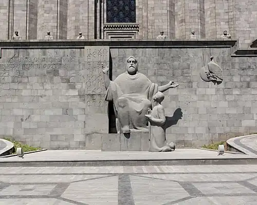 Photo de la statue centrale représentant Machtots et son disciple Korioun.