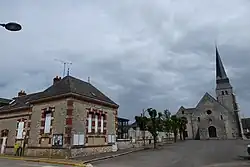 La mairie et l'église Saint-Saturnin.