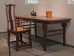 Chaise (XVIIe&nbsp;siècle) et table (fin XVIe -début XVIIe&nbsp;siècle) en bois huanghuali. Metropolitan Museum of Art.