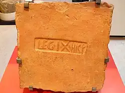 Brique fabriquée par la legio IX Hispana.