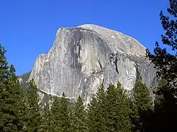 Half Dome depuis la vallée de Yosemite.
