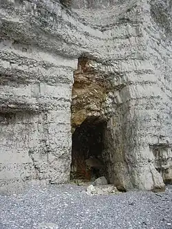 Grotte servant d'espace de stockage, Yport, falaise d'Aval, Normandie.