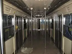 L’intérieur d'une voiture du Zébulon, en 2006, sans ses sièges (comme toutes les rames du centre de formation) mais avec les plans de la ligne 9 des années 1980.