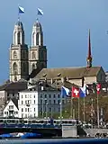 Le Grossmünster et le Quaibrücke, depuis le lac de Zurich.