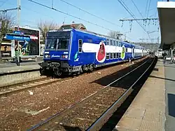 La rame 248A en livrée Transilien bleu marine à berlingotsen gare de Chaville - Vélizy.