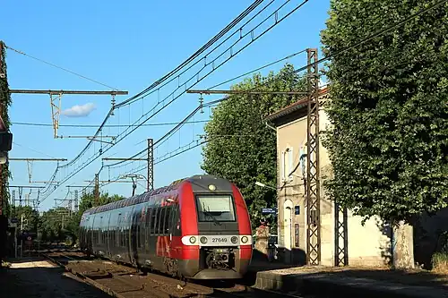 L'automotrice de la série ZGC no&nbsp;27649 passe par Lunel-Viel.