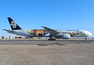 Boeing 777 portant la livrée du film Le Hobbit.