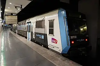 Livrée Île-de-France Mobilités sur une rame du RER D en gare souterraine de Paris-Nord.