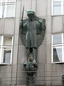 Statue sur le bâtiment viennois Zacherlhaus&nbsp;(en) (en 2012).