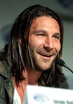 Zach McGowan interprète Charles Vane