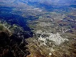 Vue aérienne de Zaghouan et du djebel Zaghouan.