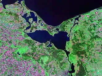 Photo satellite du lagon Oder. Wolin est l'île à l'est des deux grandes îles qui sépare les eaux du lagon de la mer Baltique (l'île occidentale est Usedom).