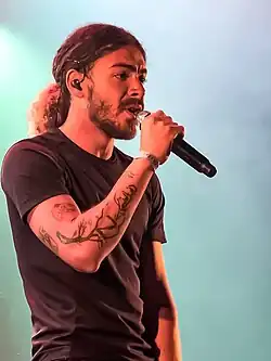 Zamdane en concert en train de chanter