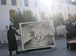 Murmure la rumeur est un spectacle de rue comprenant une cantastoria, une percussionniste et 2 comédiens.