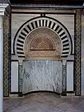 Niche en forme de mihrab au milieu du mur de l'un des portiques de la cour.
