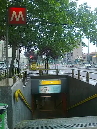 Une bouche d'accès à la station.