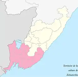 Carte du kraï du Primorié, avec dans la partie inférieure l'étendue de la culture de Zaïssanovka. La culture s'étendait de la frontière à la Mandchourie à l'ouest à la mer du Japon au sud et à l'est, et jusqu'au lac Khanka au nord.