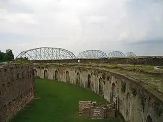 Fort Pike et le pont des Rigolets sur le détroit des Rigolets.
