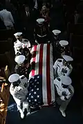 Une équipe transporte le cercueil du major Douglas A. Zembiec, l'ancien commandant de la compagnie E, 2e bataillon du 1er Régiment de marine de la chapelle de l’Académie navale d’Annapolis (Maryland) à la suite d’un hommage funèbre tenu en son honneur.