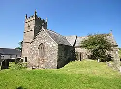 La nef du XIIe siècle, la tour du XIIIe siècle et le cimetière sur un site de l'âge du bronze.
