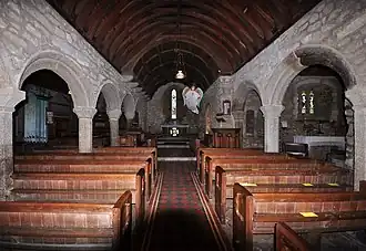 L'intérieur de la nef et ses arcs du XVe siècle.