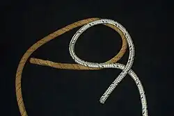 Le dessus fait boucle par-dessus