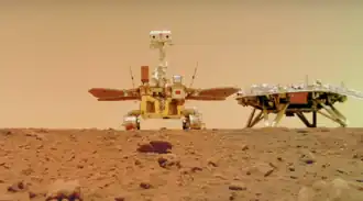 Selfie du rover Zhurong le 30 août 2021 peu après son atterrissage sur Mars.