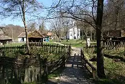 Le parvis de l'église vu depuis la cour de la vieille école.