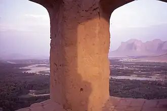 Temple du feu zoroastrien dominant l'oasis d'Ispahan ainsi que la vallée du Zayandeh rud