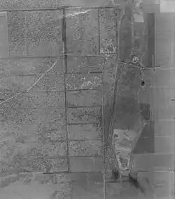 Photographie en noir et blanc et en altitude de parcelles agricoles