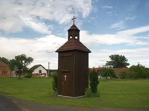 Clocher-tour en bois.