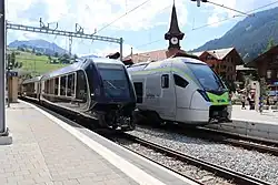 Le GoldenPass Express en gare de Zweisimmen en août 2022 avec une automotrice Stadler FLIRT du BLS.