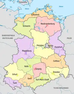 Description de l'image Germany,_German_Democratic_Republic,_administrative_divisions_(%2Bcapitals_%2Bwater)_-_de_-_colored.svg.