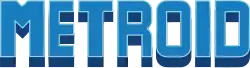Metroid est inscrit en 3D, en bleu, avec une légère épaisseur, bordés d'un liseré bleu clair très fin.