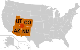 La région des Four Corners est mise en évidence sur cette carte : l'Utah au nord-ouest, le Colorado au nord-est, l'Arizona au sud-ouest et le Nouveau-Mexique au sud-est.