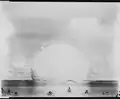 Vue du test Baker lors de l'opération Crossroads sur l'atoll de Bikini en 1946 quelques secondes après l'explosion : le nuage de condensation a la forme d'une bulle.