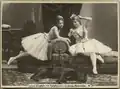 Hildegard Lindzén et Victoria Strandin&nbsp;(sv) à l'Opéra royal de Suède. Portrait non daté..